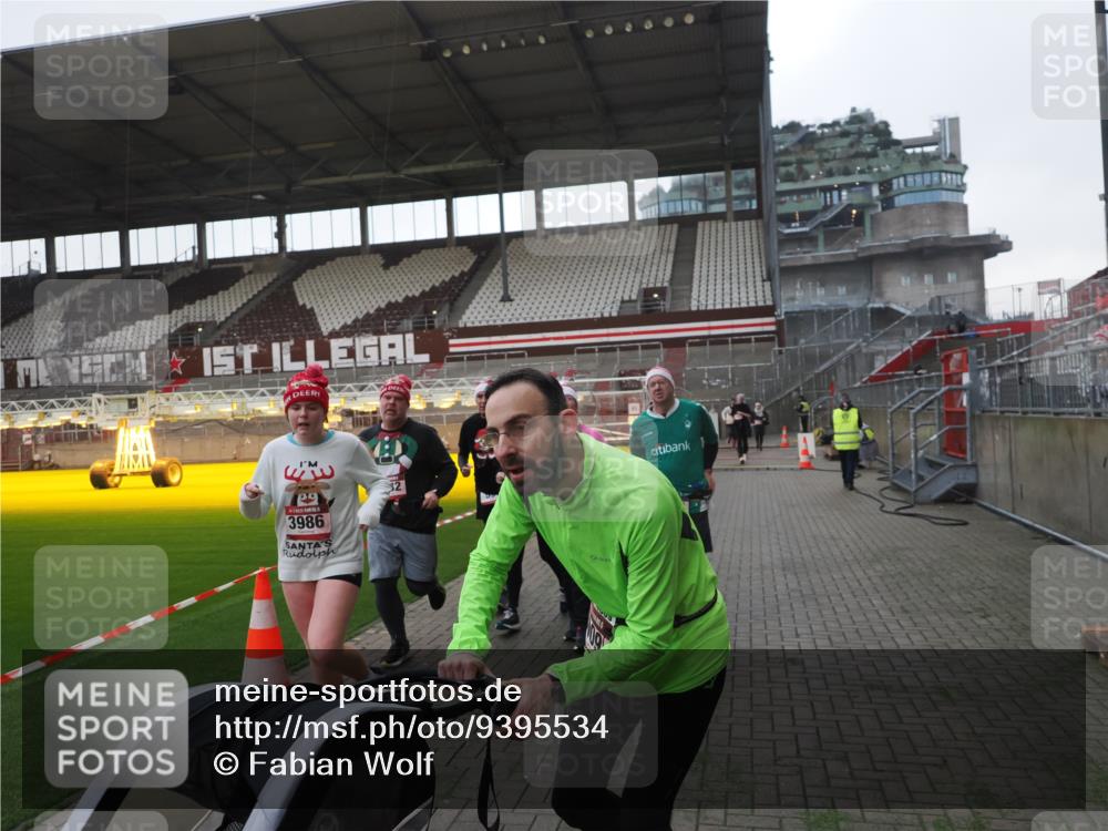 07.12.2025 - St. Pauli X-Mass-Run No. 15 Fabian Wolf http://msf.ph/oto/9395534 07.12.2025 10:30:51 Ziel 594, 601, 608, 1698, 1700, 2537, 3936, 3940, 3982, 3986, 4464, 4845, 4847 meine-sportfotos.de