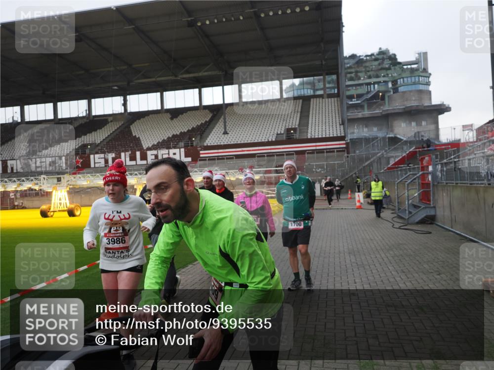 07.12.2025 - St. Pauli X-Mass-Run No. 15 Fabian Wolf http://msf.ph/oto/9395535 07.12.2025 10:30:52 Ziel 594, 601, 608, 1698, 1700, 2537, 3936, 3940, 3982, 3986, 4464, 4845, 4847 meine-sportfotos.de