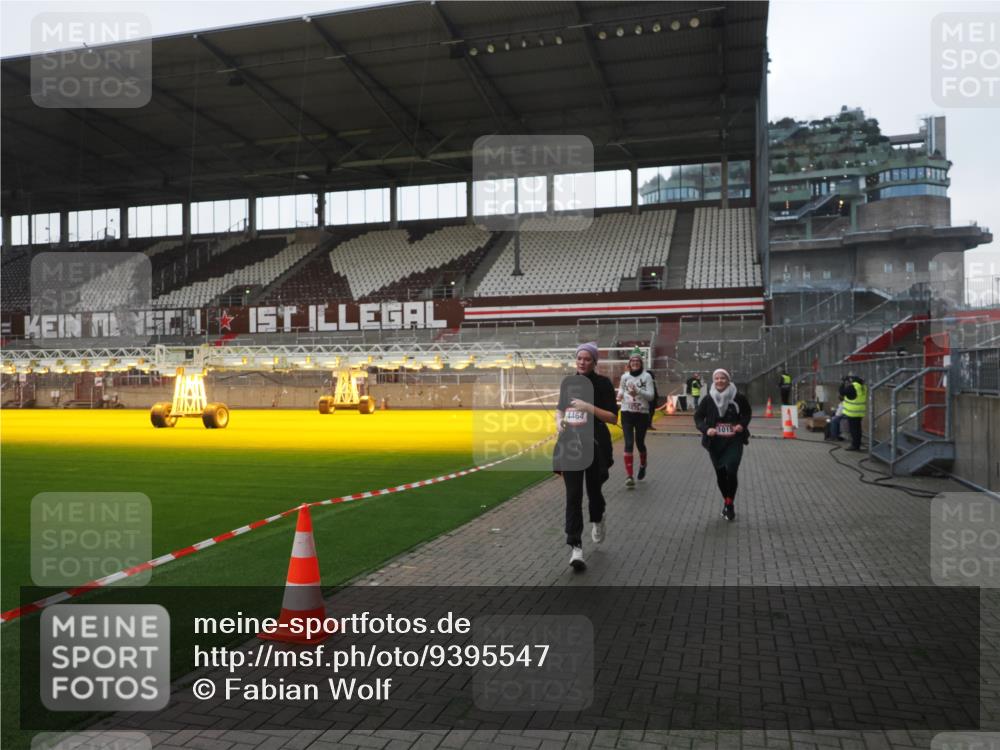 07.12.2025 - St. Pauli X-Mass-Run No. 15 Fabian Wolf http://msf.ph/oto/9395547 07.12.2025 10:30:59 Ziel 594, 601, 608, 1015, 1075, 3936, 3940, 3982, 3986, 4464 meine-sportfotos.de