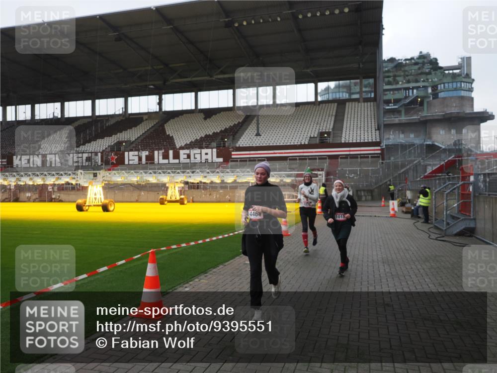 07.12.2025 - St. Pauli X-Mass-Run No. 15 Fabian Wolf http://msf.ph/oto/9395551 07.12.2025 10:30:59 Ziel 594, 601, 608, 1015, 1075, 3936, 3940, 3982, 3986, 4464 meine-sportfotos.de