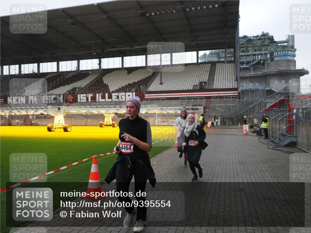 07.12.2025 - St. Pauli X-Mass-Run No. 15 Fabian Wolf http://msf.ph/oto/9395554 07.12.2025 10:31:00 Ziel 594, 601, 608, 1015, 1075, 3936, 3940, 3982, 3986, 4464 meine-sportfotos.de