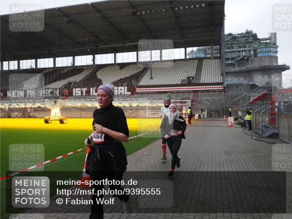 07.12.2025 - St. Pauli X-Mass-Run No. 15 Fabian Wolf http://msf.ph/oto/9395555 07.12.2025 10:31:00 Ziel 594, 601, 608, 1015, 1075, 3936, 3940, 3982, 3986, 4464 meine-sportfotos.de