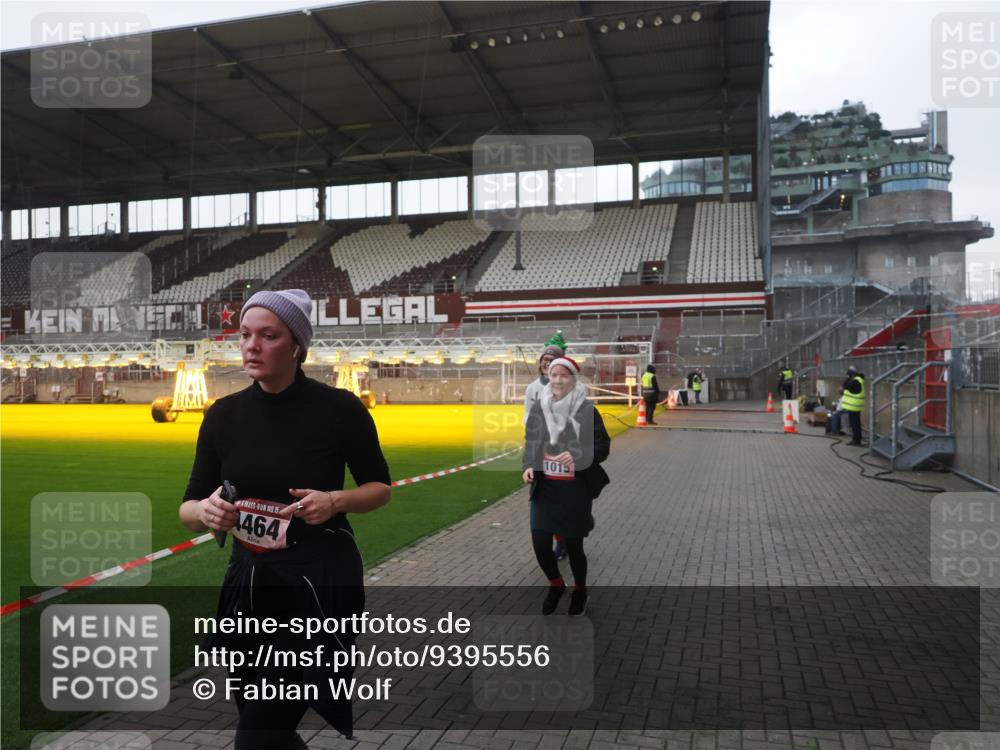 07.12.2025 - St. Pauli X-Mass-Run No. 15 Fabian Wolf http://msf.ph/oto/9395556 07.12.2025 10:31:00 Ziel 594, 601, 608, 1015, 1075, 3936, 3940, 3982, 3986, 4464 meine-sportfotos.de