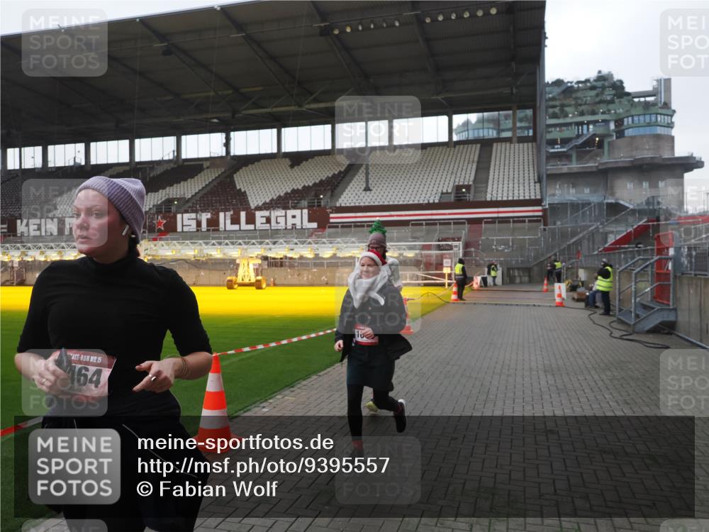 07.12.2025 - St. Pauli X-Mass-Run No. 15 Fabian Wolf http://msf.ph/oto/9395557 07.12.2025 10:31:01 Ziel 594, 601, 1015, 1075, 3982, 3986, 4464 meine-sportfotos.de