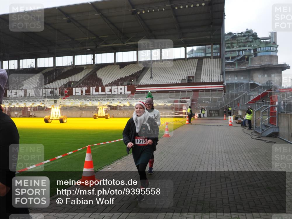 07.12.2025 - St. Pauli X-Mass-Run No. 15 Fabian Wolf http://msf.ph/oto/9395558 07.12.2025 10:31:01 Ziel 594, 601, 1015, 1075, 3982, 3986, 4464 meine-sportfotos.de