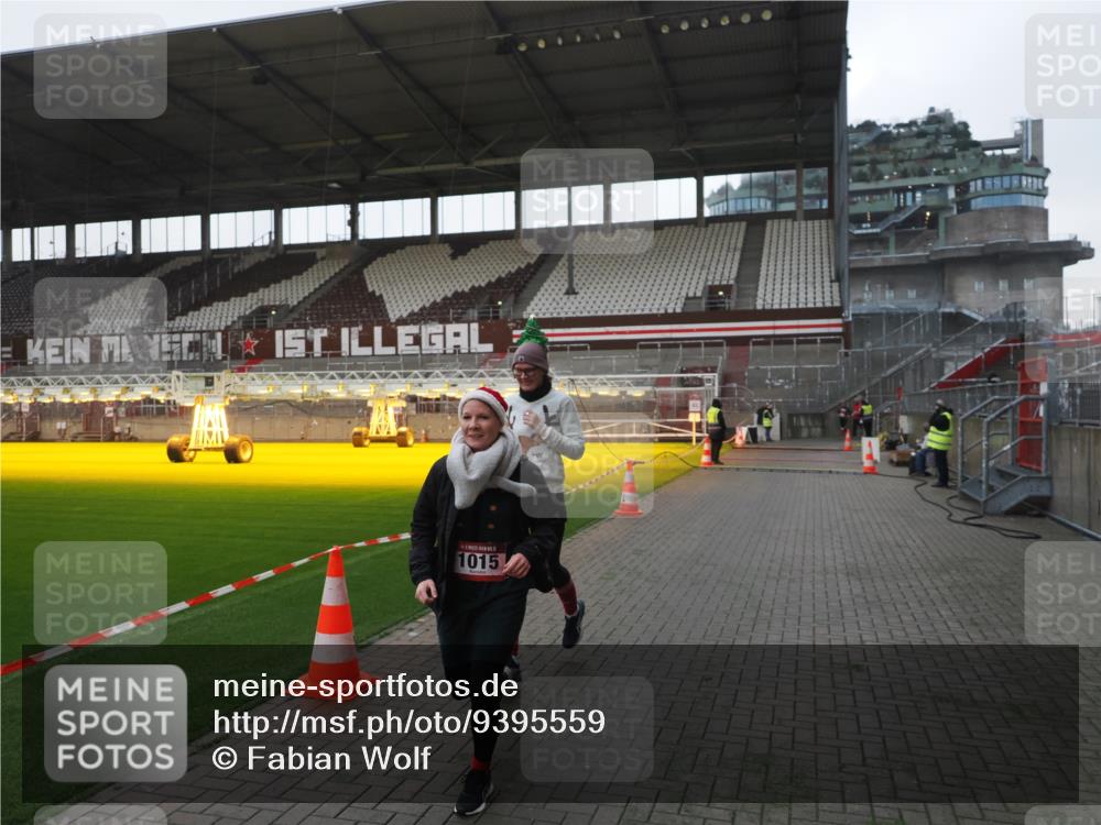 07.12.2025 - St. Pauli X-Mass-Run No. 15 Fabian Wolf http://msf.ph/oto/9395559 07.12.2025 10:31:01 Ziel 594, 601, 1015, 1075, 3982, 3986, 4464 meine-sportfotos.de