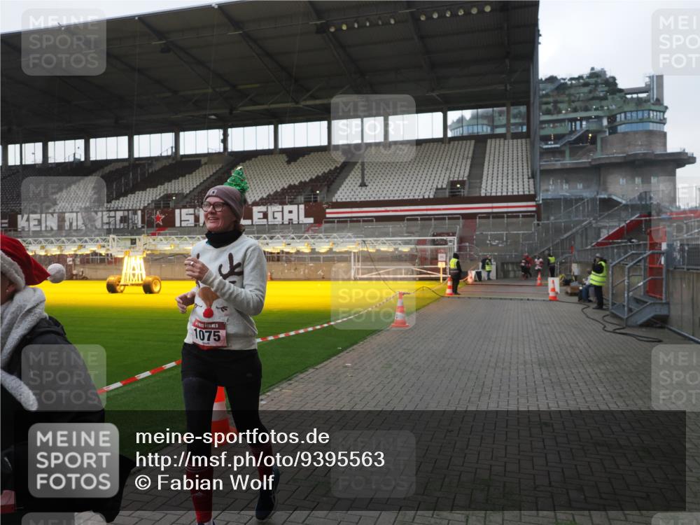 07.12.2025 - St. Pauli X-Mass-Run No. 15 Fabian Wolf http://msf.ph/oto/9395563 07.12.2025 10:31:02 Ziel 594, 601, 1015, 1075, 3982, 3986, 4464 meine-sportfotos.de