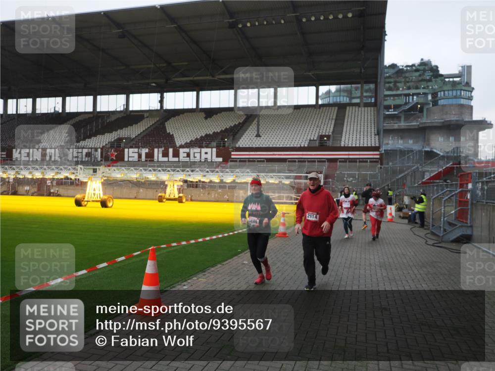 07.12.2025 - St. Pauli X-Mass-Run No. 15 Fabian Wolf http://msf.ph/oto/9395567 07.12.2025 10:31:16 Ziel 343, 1545, 2073, 2171, 2172, 2914, 3889 meine-sportfotos.de