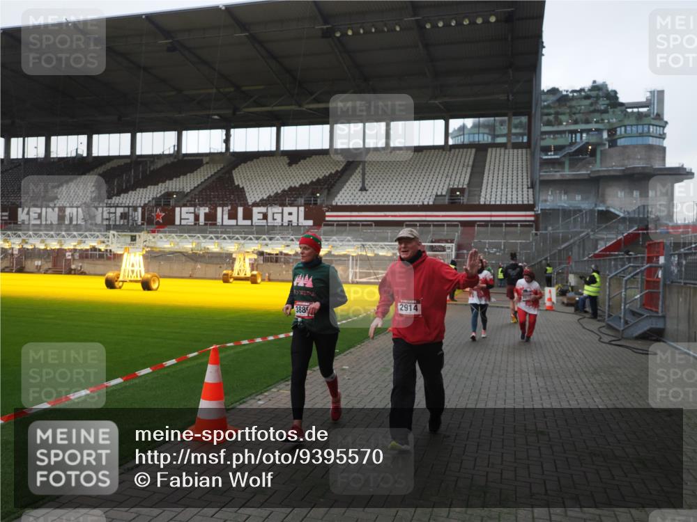 07.12.2025 - St. Pauli X-Mass-Run No. 15 Fabian Wolf http://msf.ph/oto/9395570 07.12.2025 10:31:16 Ziel 343, 1545, 2073, 2171, 2172, 2914, 3889 meine-sportfotos.de