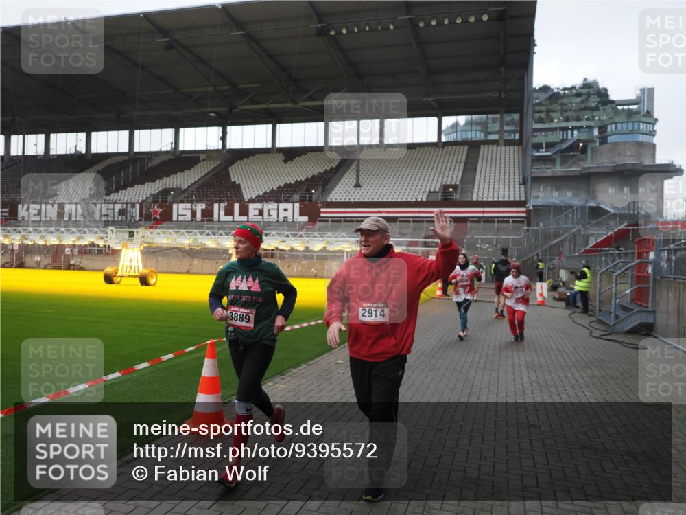 07.12.2025 - St. Pauli X-Mass-Run No. 15 Fabian Wolf http://msf.ph/oto/9395572 07.12.2025 10:31:17 Ziel 343, 1545, 2073, 2171, 2172, 2914, 3889 meine-sportfotos.de