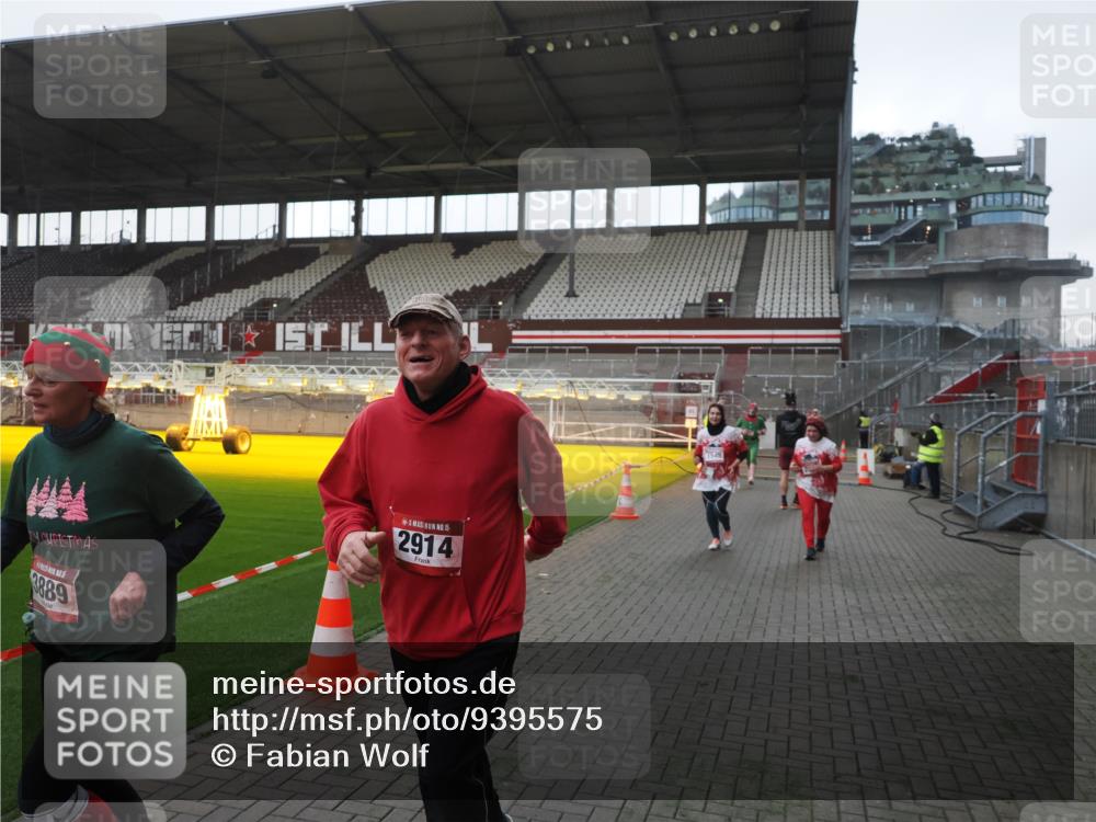 07.12.2025 - St. Pauli X-Mass-Run No. 15 Fabian Wolf http://msf.ph/oto/9395575 07.12.2025 10:31:17 Ziel 343, 1545, 2073, 2171, 2172, 2914, 3889 meine-sportfotos.de