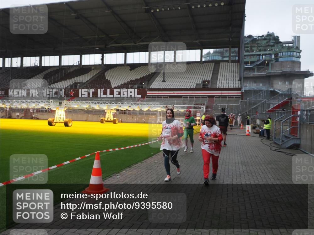 07.12.2025 - St. Pauli X-Mass-Run No. 15 Fabian Wolf http://msf.ph/oto/9395580 07.12.2025 10:31:20 Ziel 343, 1545, 2073, 2171, 2172, 2914, 3889, 4412 meine-sportfotos.de