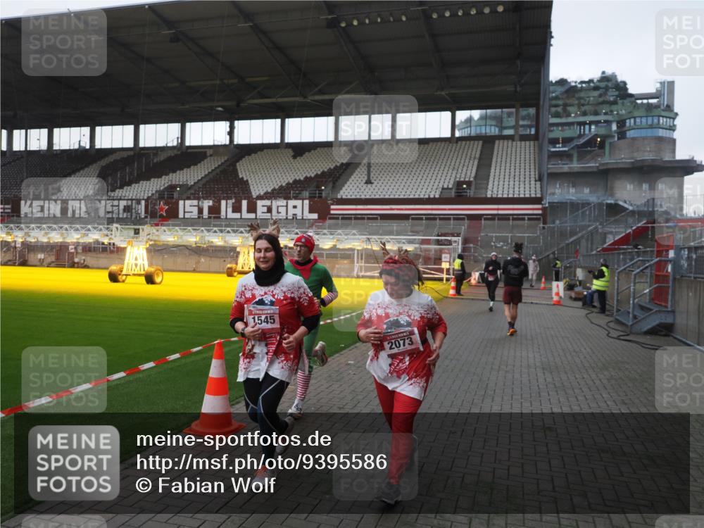 07.12.2025 - St. Pauli X-Mass-Run No. 15 Fabian Wolf http://msf.ph/oto/9395586 07.12.2025 10:31:21 Ziel 343, 1545, 2073, 2171, 2172, 2914, 3889, 4412 meine-sportfotos.de