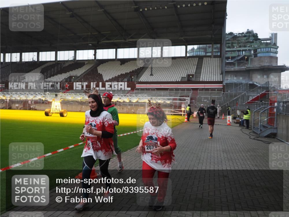 07.12.2025 - St. Pauli X-Mass-Run No. 15 Fabian Wolf http://msf.ph/oto/9395587 07.12.2025 10:31:21 Ziel 343, 1545, 2073, 2171, 2172, 2914, 3889, 4412 meine-sportfotos.de