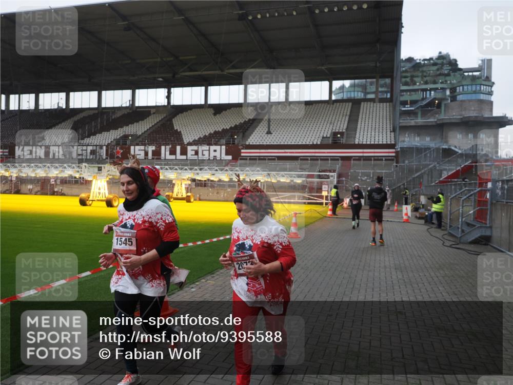 07.12.2025 - St. Pauli X-Mass-Run No. 15 Fabian Wolf http://msf.ph/oto/9395588 07.12.2025 10:31:21 Ziel 343, 1545, 2073, 2171, 2172, 2914, 3889, 4412 meine-sportfotos.de
