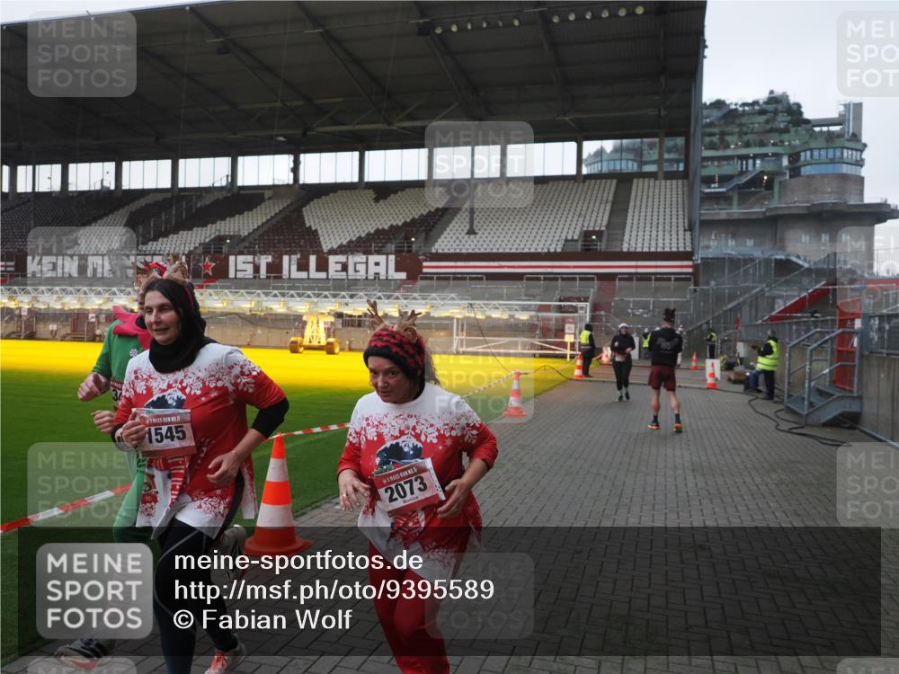 07.12.2025 - St. Pauli X-Mass-Run No. 15 Fabian Wolf http://msf.ph/oto/9395589 07.12.2025 10:31:21 Ziel 343, 1545, 2073, 2171, 2172, 2914, 3889, 4412 meine-sportfotos.de