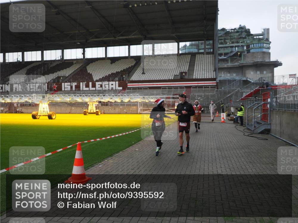 07.12.2025 - St. Pauli X-Mass-Run No. 15 Fabian Wolf http://msf.ph/oto/9395592 07.12.2025 10:31:26 Ziel 343, 1545, 2073, 2171, 2172, 2540, 2541, 2914, 3889, 4412 meine-sportfotos.de