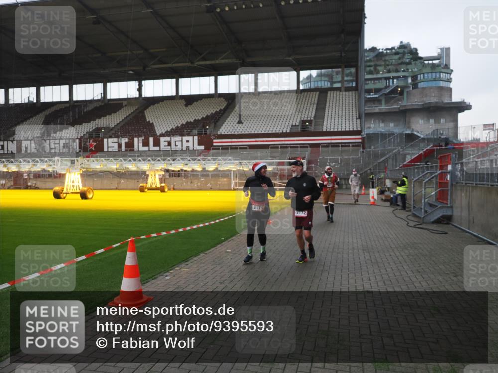 07.12.2025 - St. Pauli X-Mass-Run No. 15 Fabian Wolf http://msf.ph/oto/9395593 07.12.2025 10:31:26 Ziel 343, 1545, 2073, 2171, 2172, 2540, 2541, 2914, 3889, 4412 meine-sportfotos.de