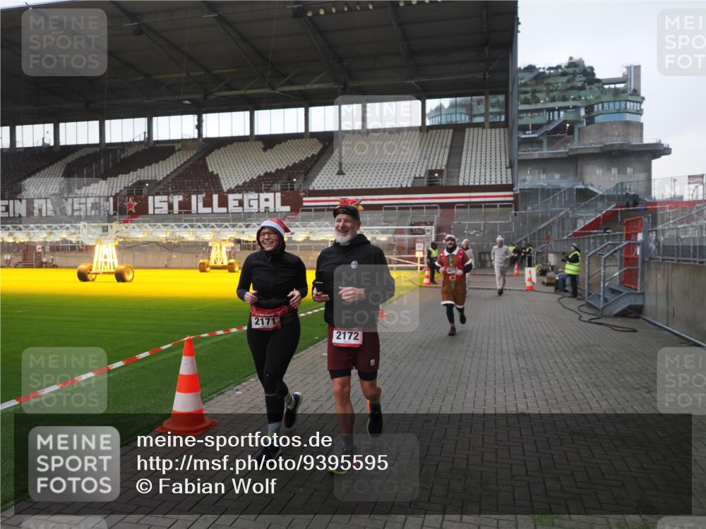 07.12.2025 - St. Pauli X-Mass-Run No. 15 Fabian Wolf http://msf.ph/oto/9395595 07.12.2025 10:31:27 Ziel 343, 1545, 2073, 2171, 2172, 2540, 2541, 2914, 3889, 4412 meine-sportfotos.de