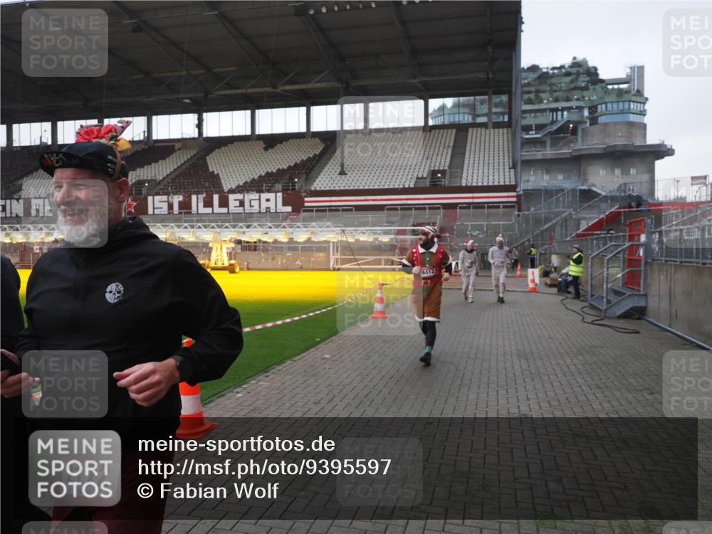 07.12.2025 - St. Pauli X-Mass-Run No. 15 Fabian Wolf http://msf.ph/oto/9395597 07.12.2025 10:31:28 Ziel 343, 1545, 2073, 2171, 2172, 2540, 2541, 4412 meine-sportfotos.de
