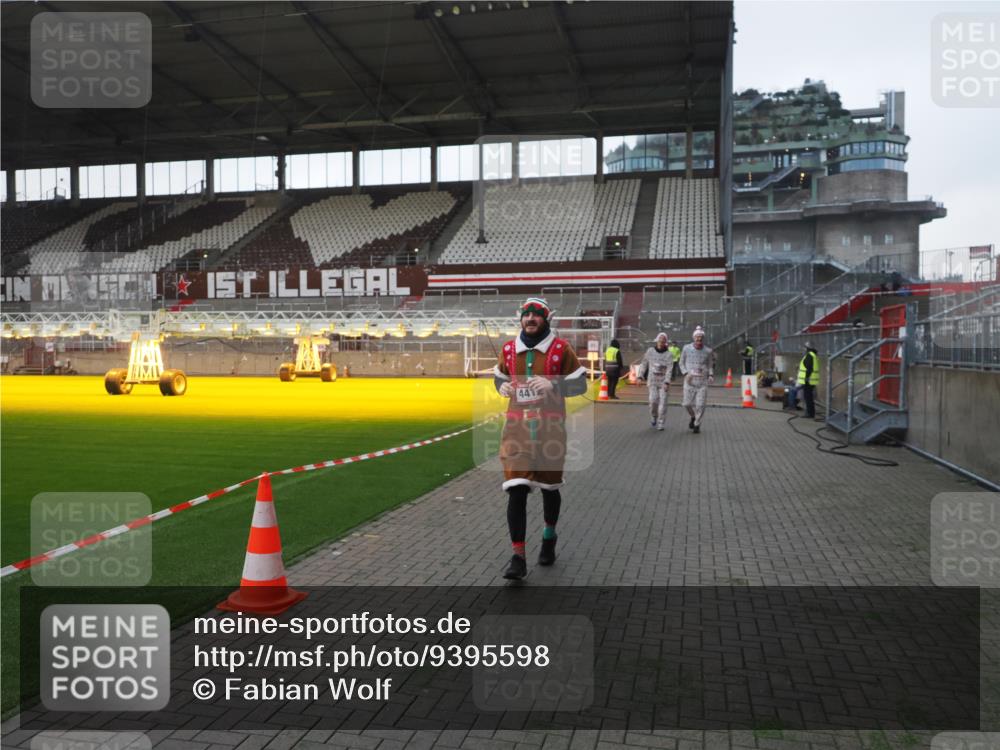 07.12.2025 - St. Pauli X-Mass-Run No. 15 Fabian Wolf http://msf.ph/oto/9395598 07.12.2025 10:31:29 Ziel 343, 2073, 2171, 2172, 2540, 2541, 4412 meine-sportfotos.de