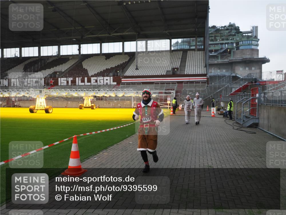 07.12.2025 - St. Pauli X-Mass-Run No. 15 Fabian Wolf http://msf.ph/oto/9395599 07.12.2025 10:31:29 Ziel 343, 2073, 2171, 2172, 2540, 2541, 4412 meine-sportfotos.de