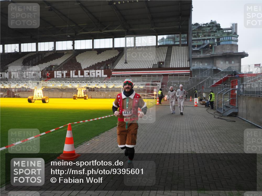 07.12.2025 - St. Pauli X-Mass-Run No. 15 Fabian Wolf http://msf.ph/oto/9395601 07.12.2025 10:31:30 Ziel 343, 2171, 2172, 2540, 2541, 4412 meine-sportfotos.de