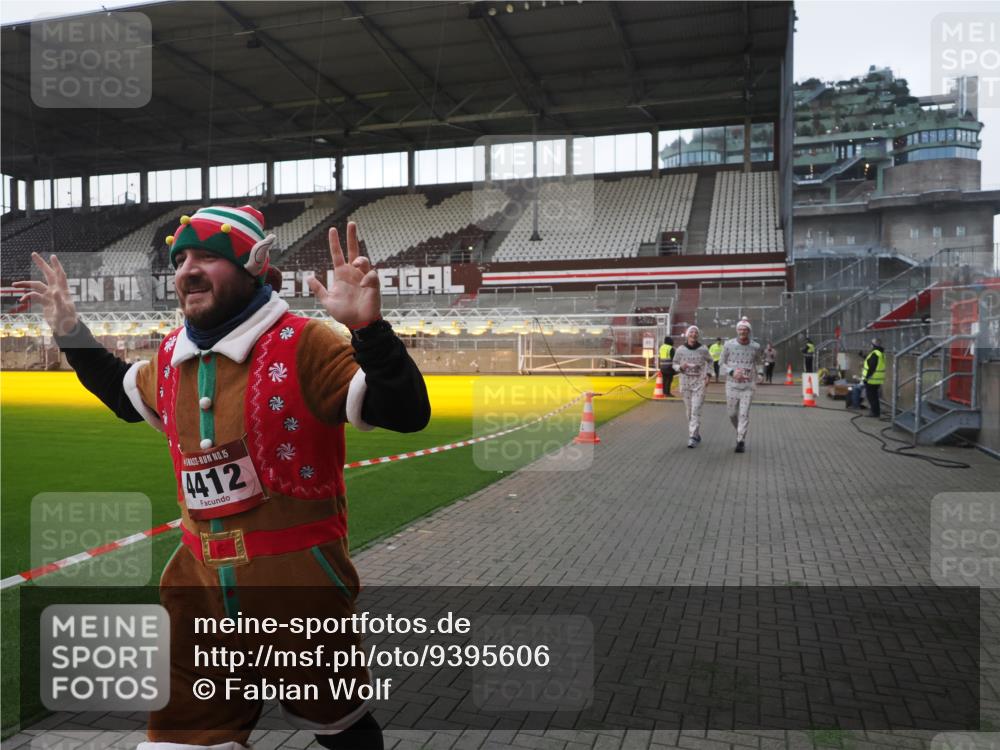 07.12.2025 - St. Pauli X-Mass-Run No. 15 Fabian Wolf http://msf.ph/oto/9395606 07.12.2025 10:31:31 Ziel 343, 1818, 2171, 2540, 2541, 4412 meine-sportfotos.de
