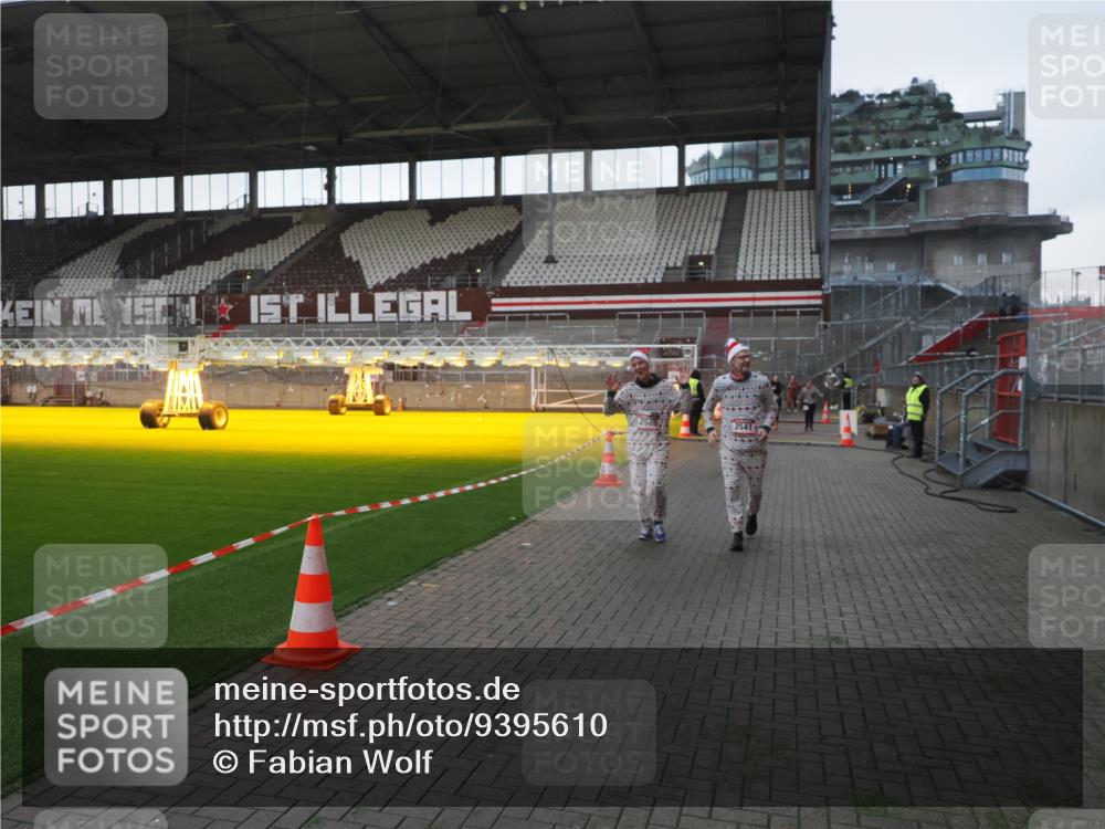 07.12.2025 - St. Pauli X-Mass-Run No. 15 Fabian Wolf http://msf.ph/oto/9395610 07.12.2025 10:31:33 Ziel 343, 1818, 2171, 2540, 2541, 3895, 3896, 3897, 4412 meine-sportfotos.de