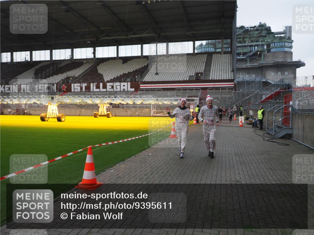 07.12.2025 - St. Pauli X-Mass-Run No. 15 Fabian Wolf http://msf.ph/oto/9395611 07.12.2025 10:31:33 Ziel 343, 1818, 2171, 2540, 2541, 3895, 3896, 3897, 4412 meine-sportfotos.de