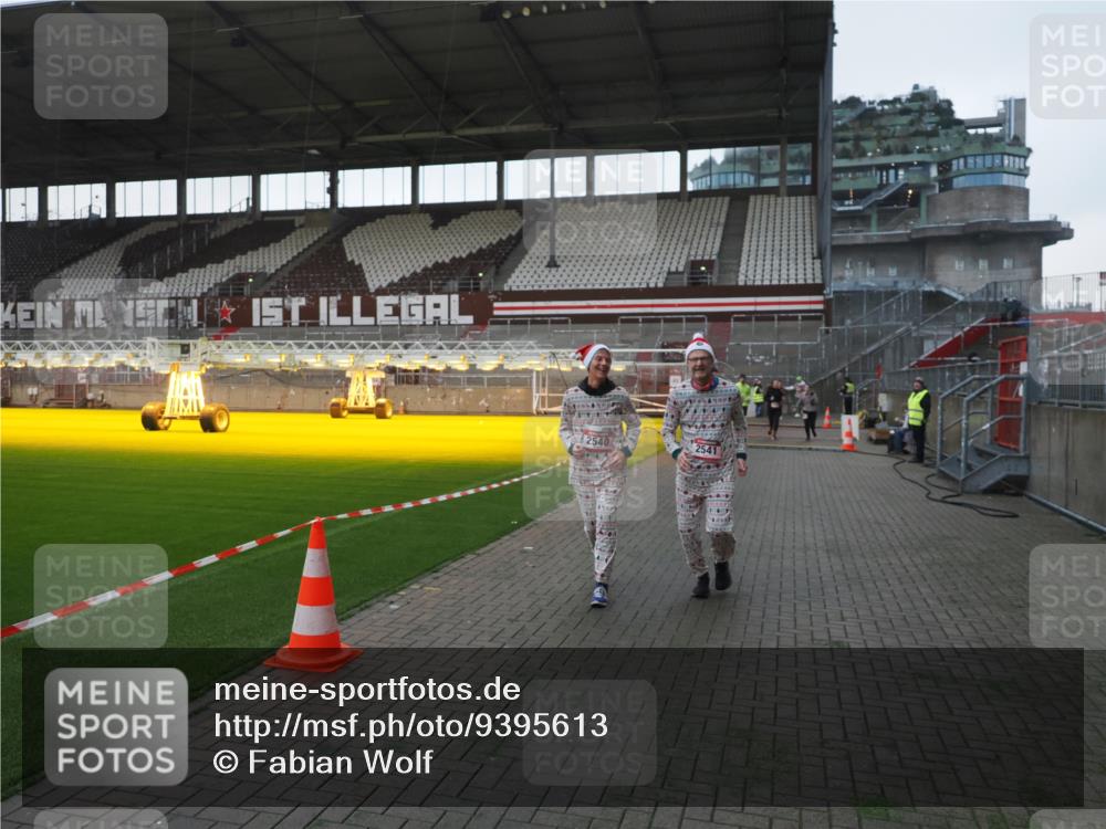 07.12.2025 - St. Pauli X-Mass-Run No. 15 Fabian Wolf http://msf.ph/oto/9395613 07.12.2025 10:31:34 Ziel 343, 1818, 2171, 2540, 2541, 3895, 3896, 3897, 4412 meine-sportfotos.de