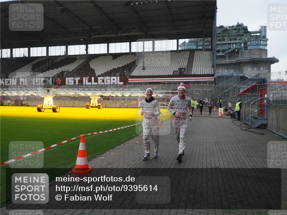 07.12.2025 - St. Pauli X-Mass-Run No. 15 Fabian Wolf http://msf.ph/oto/9395614 07.12.2025 10:31:34 Ziel 343, 1818, 2171, 2540, 2541, 3895, 3896, 3897, 4412 meine-sportfotos.de