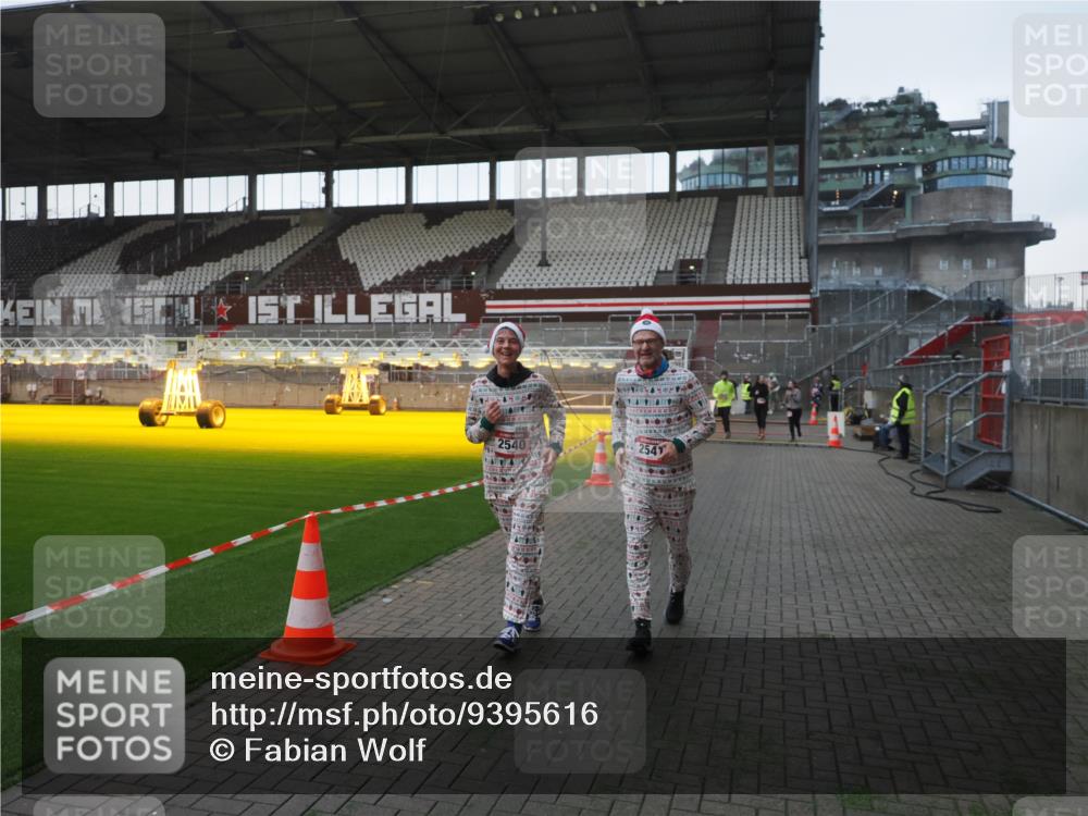 07.12.2025 - St. Pauli X-Mass-Run No. 15 Fabian Wolf http://msf.ph/oto/9395616 07.12.2025 10:31:34 Ziel 343, 1818, 2171, 2540, 2541, 3895, 3896, 3897, 4412 meine-sportfotos.de