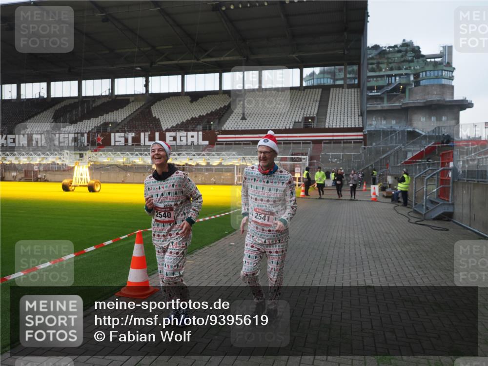 07.12.2025 - St. Pauli X-Mass-Run No. 15 Fabian Wolf http://msf.ph/oto/9395619 07.12.2025 10:31:35 Ziel 343, 1818, 2171, 2540, 2541, 3895, 3896, 3897, 4412 meine-sportfotos.de