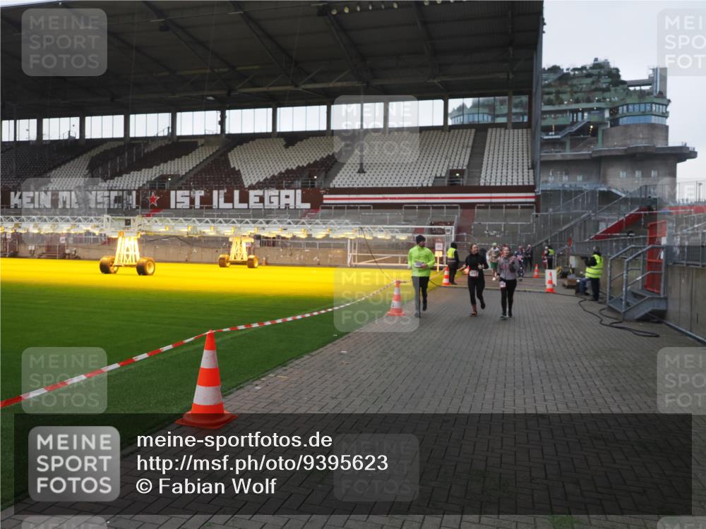 07.12.2025 - St. Pauli X-Mass-Run No. 15 Fabian Wolf http://msf.ph/oto/9395623 07.12.2025 10:31:38 Ziel 1818, 2540, 2541, 3895, 3896, 3897, 4412, 4518 meine-sportfotos.de