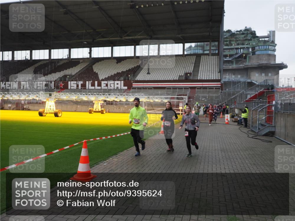 07.12.2025 - St. Pauli X-Mass-Run No. 15 Fabian Wolf http://msf.ph/oto/9395624 07.12.2025 10:31:41 Ziel 1818, 2352, 2540, 2541, 3895, 3896, 3897, 4518, 4519, 4520 meine-sportfotos.de