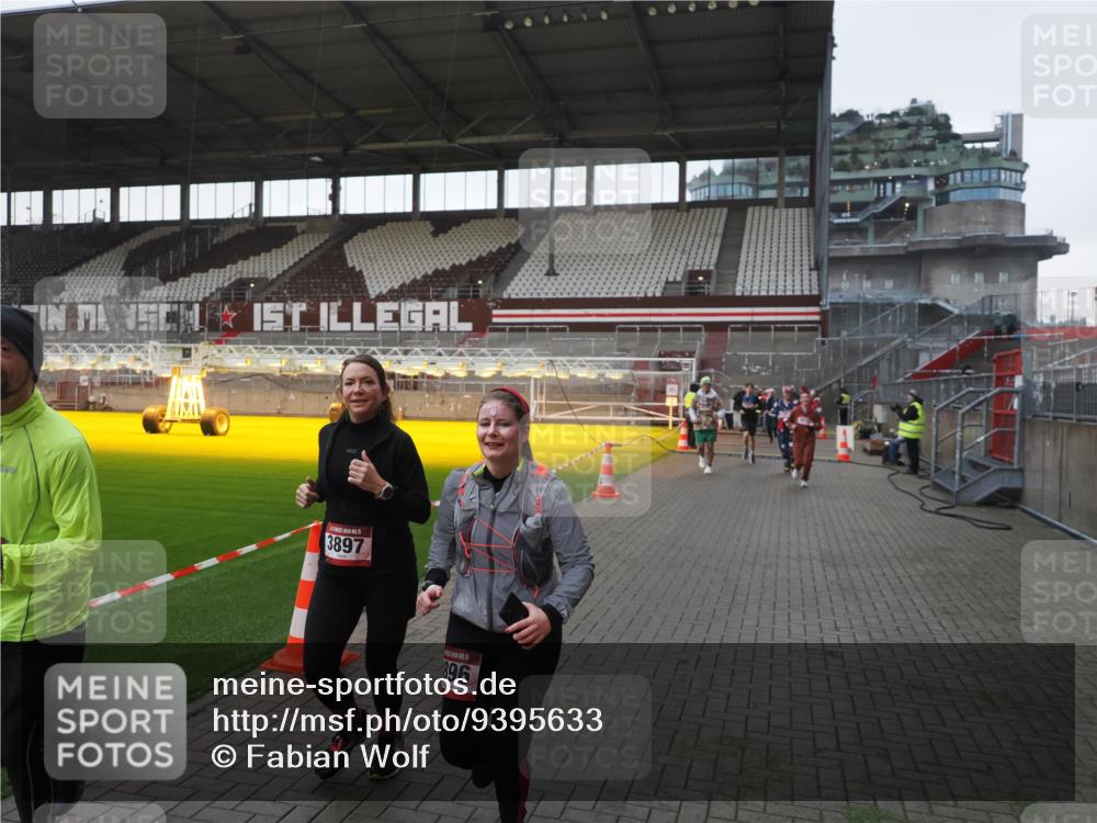 07.12.2025 - St. Pauli X-Mass-Run No. 15 Fabian Wolf http://msf.ph/oto/9395633 07.12.2025 10:31:43 Ziel 1818, 2352, 2540, 2541, 3895, 3896, 3897, 4467, 4518, 4519, 4520 meine-sportfotos.de