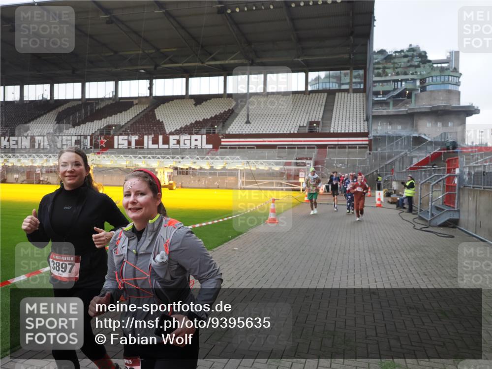 07.12.2025 - St. Pauli X-Mass-Run No. 15 Fabian Wolf http://msf.ph/oto/9395635 07.12.2025 10:31:43 Ziel 1818, 2352, 2540, 2541, 3895, 3896, 3897, 4467, 4518, 4519, 4520 meine-sportfotos.de
