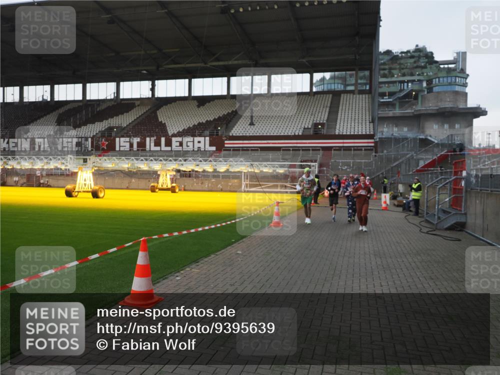 07.12.2025 - St. Pauli X-Mass-Run No. 15 Fabian Wolf http://msf.ph/oto/9395639 07.12.2025 10:31:44 Ziel 1818, 2352, 2541, 3895, 3896, 3897, 3969, 4467, 4518, 4519, 4520 meine-sportfotos.de