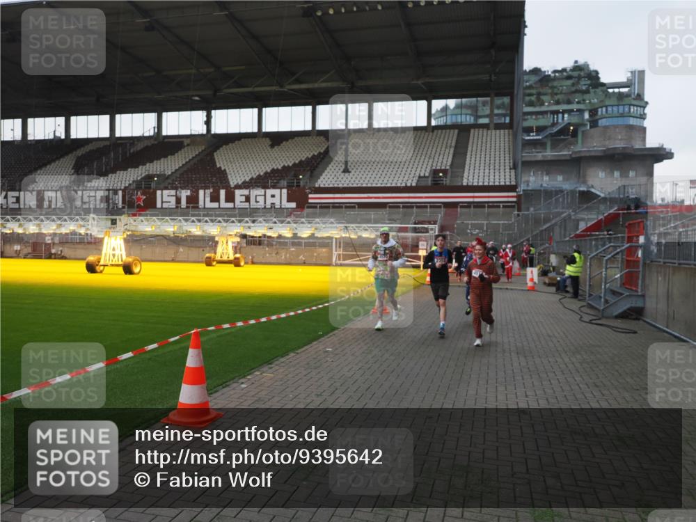 07.12.2025 - St. Pauli X-Mass-Run No. 15 Fabian Wolf http://msf.ph/oto/9395642 07.12.2025 10:31:45 Ziel 1818, 2352, 2418, 3895, 3896, 3897, 3969, 4467, 4518, 4519, 4520 meine-sportfotos.de