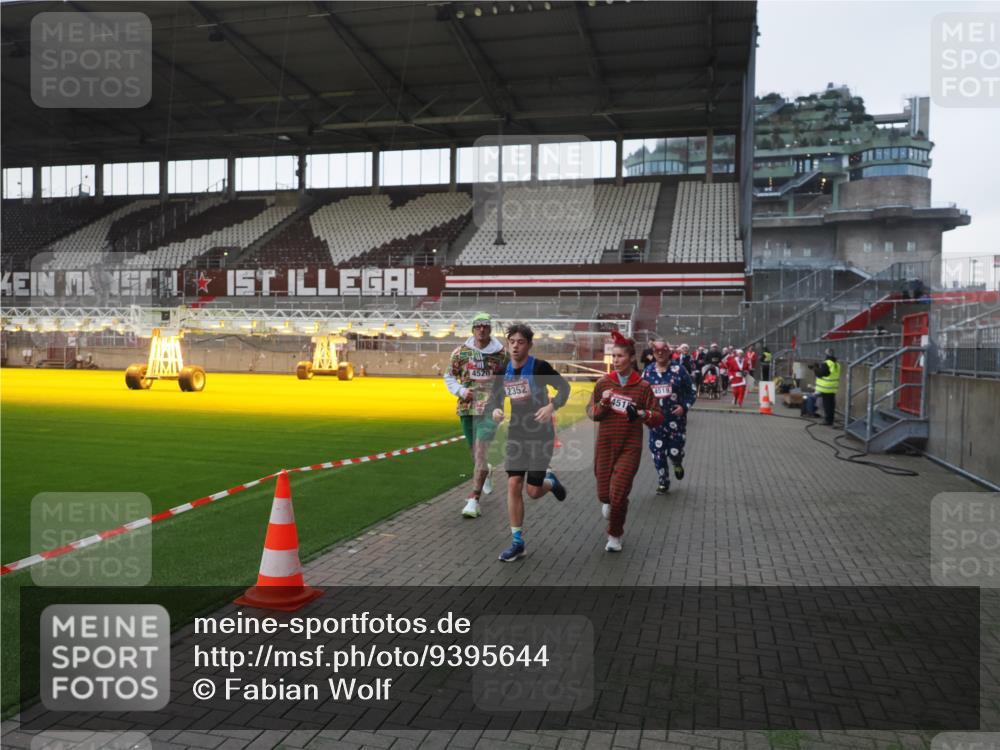 07.12.2025 - St. Pauli X-Mass-Run No. 15 Fabian Wolf http://msf.ph/oto/9395644 07.12.2025 10:31:46 Ziel 1818, 2352, 2418, 3806, 3808, 3895, 3896, 3897, 3969, 4467, 4495, 4518, 4519, 4520 meine-sportfotos.de