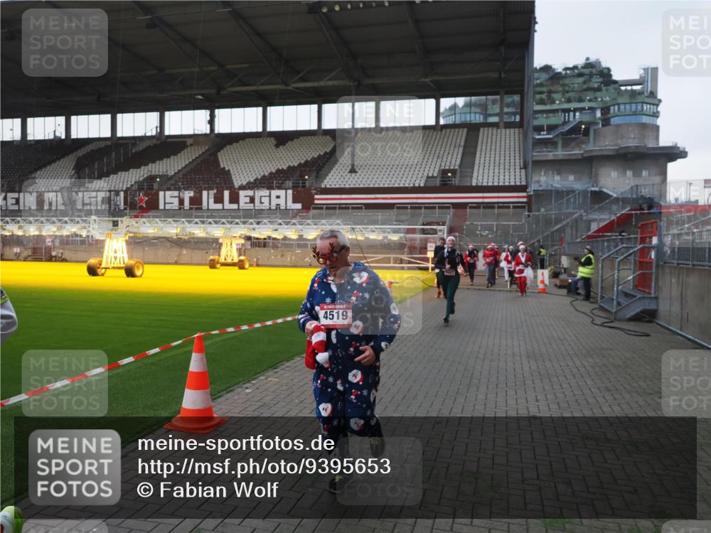07.12.2025 - St. Pauli X-Mass-Run No. 15 Fabian Wolf http://msf.ph/oto/9395653 07.12.2025 10:31:48 Ziel 1818, 2352, 2418, 3716, 3806, 3808, 3895, 3896, 3897, 3969, 4467, 4484, 4495, 4504, 4518, 4519, 4520 meine-sportfotos.de