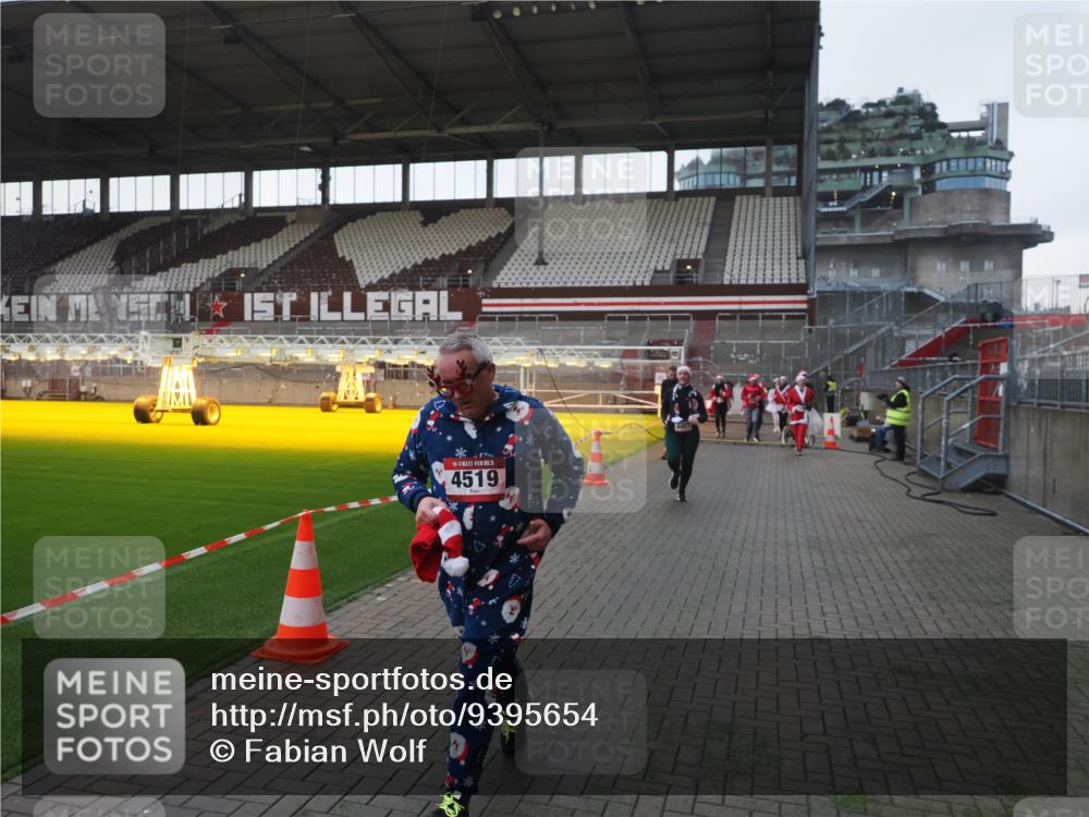 07.12.2025 - St. Pauli X-Mass-Run No. 15 Fabian Wolf http://msf.ph/oto/9395654 07.12.2025 10:31:48 Ziel 1818, 2352, 2418, 3716, 3806, 3808, 3895, 3896, 3897, 3969, 4467, 4484, 4495, 4504, 4518, 4519, 4520 meine-sportfotos.de