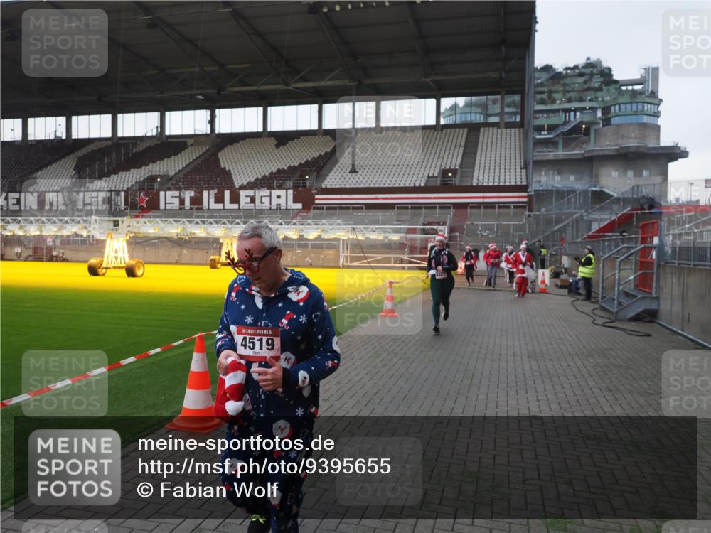 07.12.2025 - St. Pauli X-Mass-Run No. 15 Fabian Wolf http://msf.ph/oto/9395655 07.12.2025 10:31:49 Ziel 1818, 2352, 2418, 3267, 3716, 3806, 3808, 3895, 3896, 3897, 3969, 4467, 4484, 4495, 4504, 4518, 4519, 4520 meine-sportfotos.de