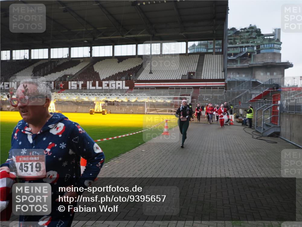 07.12.2025 - St. Pauli X-Mass-Run No. 15 Fabian Wolf http://msf.ph/oto/9395657 07.12.2025 10:31:49 Ziel 1818, 2352, 2418, 3267, 3716, 3806, 3808, 3895, 3896, 3897, 3969, 4467, 4484, 4495, 4504, 4518, 4519, 4520 meine-sportfotos.de