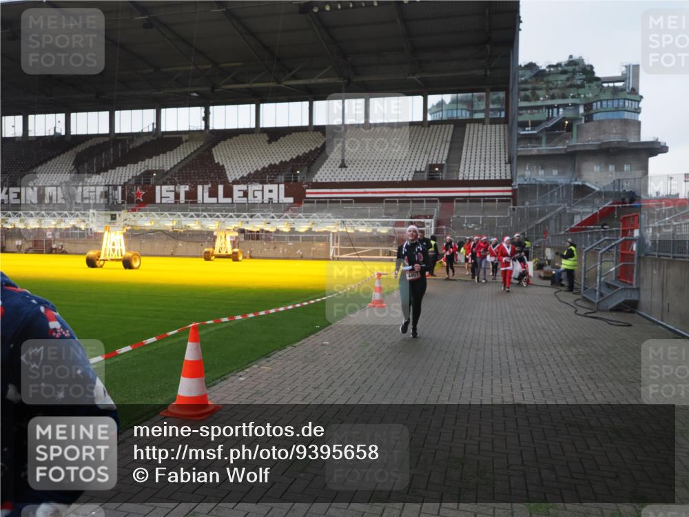 07.12.2025 - St. Pauli X-Mass-Run No. 15 Fabian Wolf http://msf.ph/oto/9395658 07.12.2025 10:31:49 Ziel 1818, 2352, 2418, 3267, 3716, 3806, 3808, 3895, 3896, 3897, 3969, 4467, 4484, 4495, 4504, 4518, 4519, 4520 meine-sportfotos.de