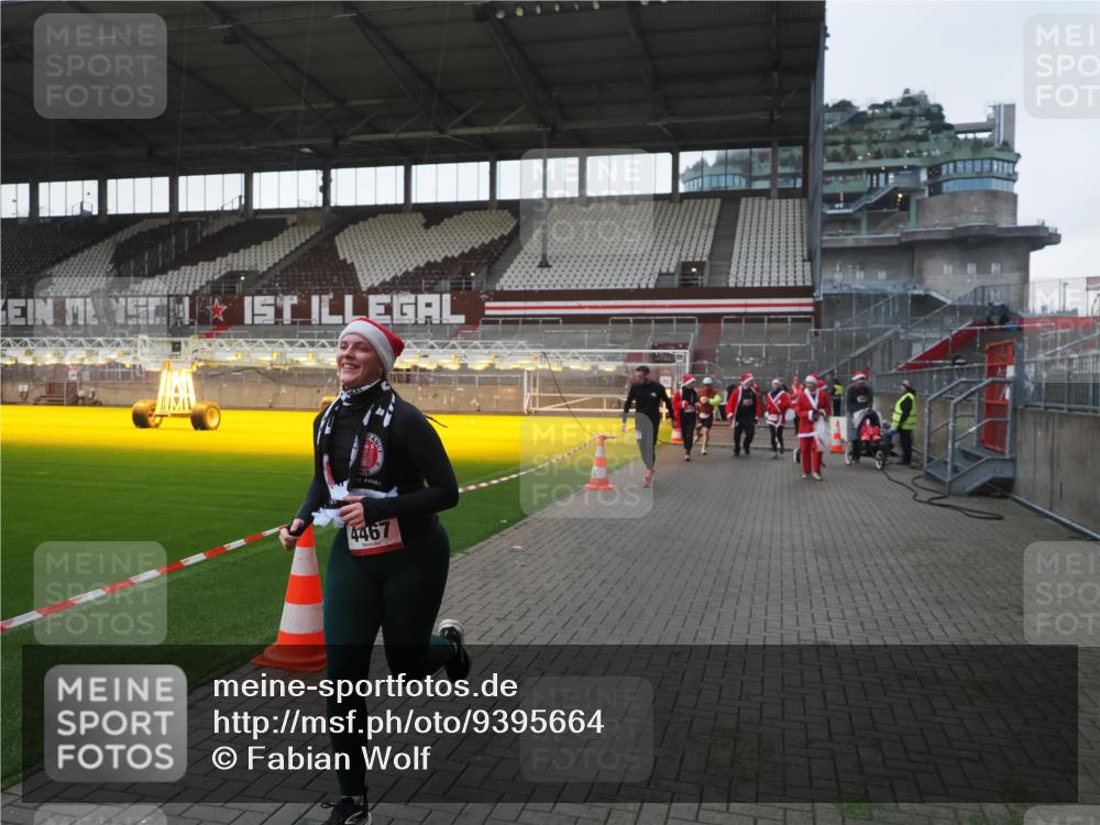 07.12.2025 - St. Pauli X-Mass-Run No. 15 Fabian Wolf http://msf.ph/oto/9395664 07.12.2025 10:31:51 Ziel 750, 752, 1818, 2352, 2418, 3267, 3716, 3806, 3808, 3895, 3896, 3897, 3969, 4467, 4484, 4495, 4504, 4518, 4519, 4520 meine-sportfotos.de