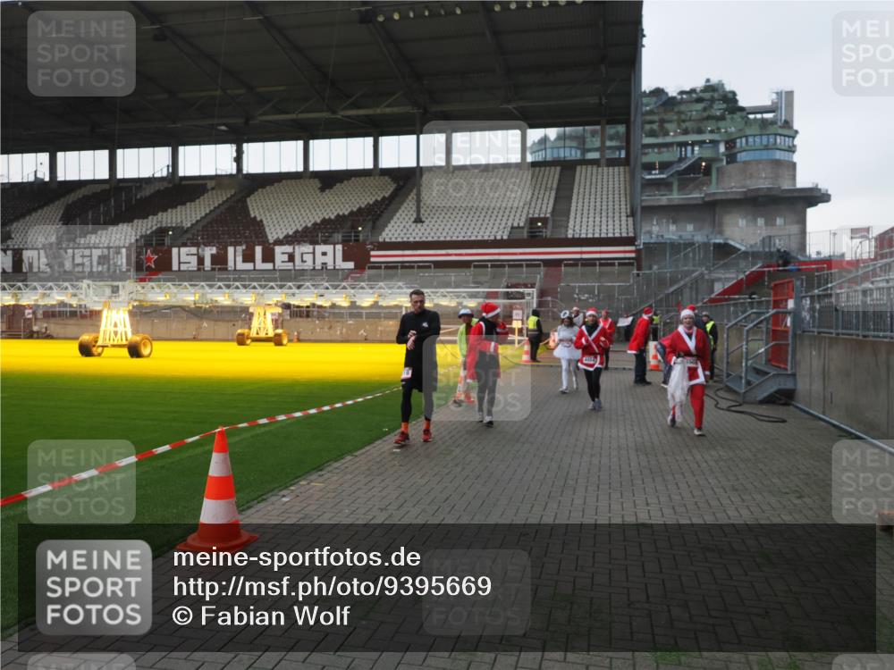 07.12.2025 - St. Pauli X-Mass-Run No. 15 Fabian Wolf http://msf.ph/oto/9395669 07.12.2025 10:31:54 Ziel 750, 752, 2352, 2418, 3267, 3716, 3806, 3808, 3969, 4467, 4484, 4495, 4504, 4518, 4519, 4520 meine-sportfotos.de
