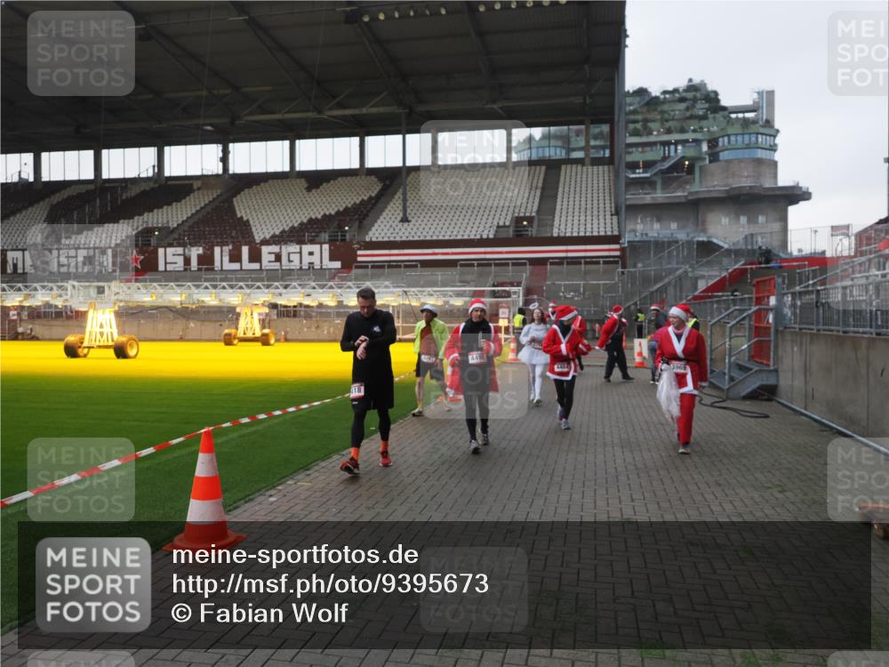 07.12.2025 - St. Pauli X-Mass-Run No. 15 Fabian Wolf http://msf.ph/oto/9395673 07.12.2025 10:31:55 Ziel 750, 752, 2352, 2418, 3267, 3716, 3806, 3808, 3969, 4467, 4484, 4495, 4504, 4518, 4519, 4520 meine-sportfotos.de
