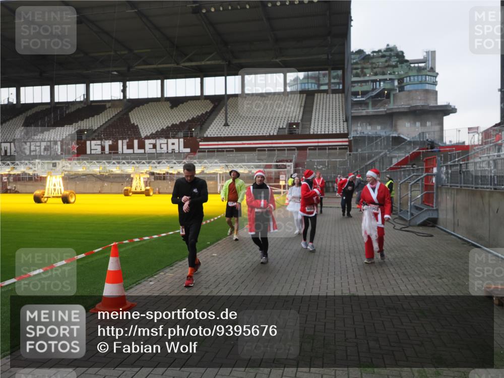 07.12.2025 - St. Pauli X-Mass-Run No. 15 Fabian Wolf http://msf.ph/oto/9395676 07.12.2025 10:31:56 Ziel 750, 752, 2352, 2418, 3267, 3716, 3806, 3808, 3969, 4467, 4484, 4495, 4504, 4518, 4519, 4520 meine-sportfotos.de